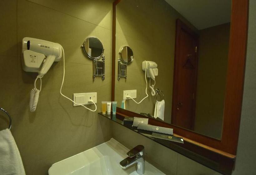 اتاق استاندارد سه تخته با بالکن, Hyksos