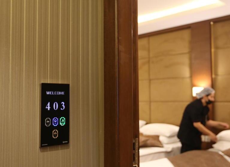 سوئیت با بالکن, Hyksos