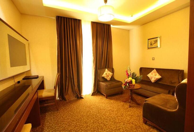 سوئیت با بالکن, Hyksos