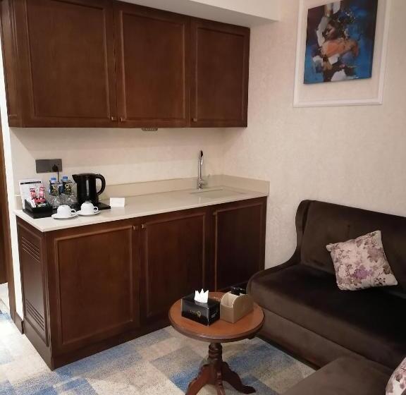 سوئیت با بالکن, Hyksos