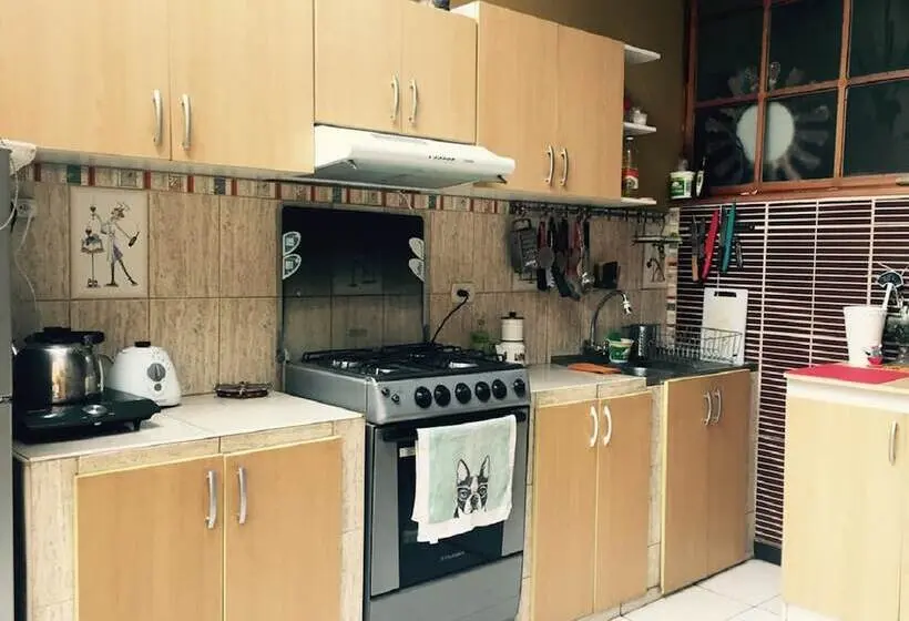 ルームシェアのワンベッド, Blacky Hostel And Apartments