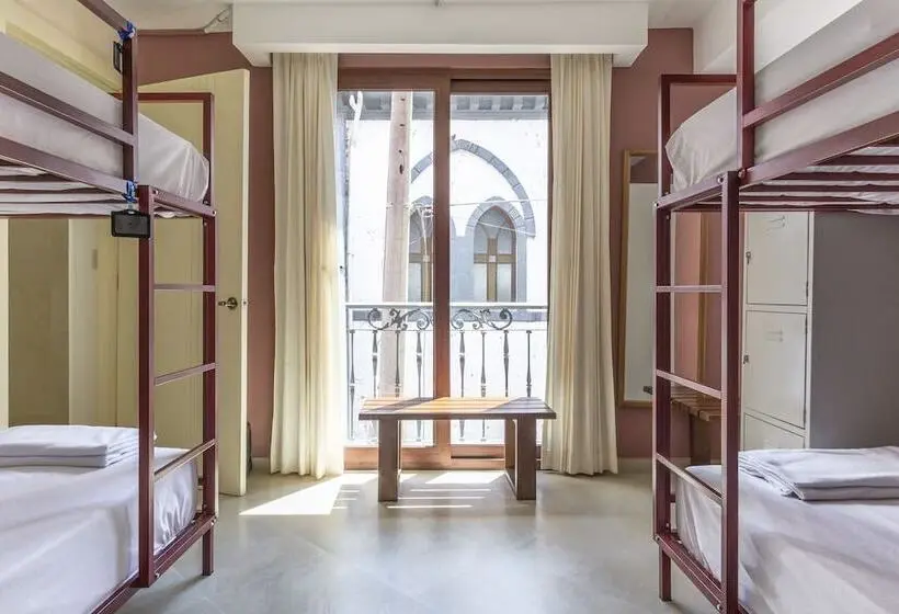 ルームシェアのワンベッド, Socialtel Baños Formerly Selina Baños