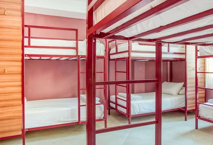 سرير فى غرفة مشتركه, Socialtel Baños   Formerly Selina Baños