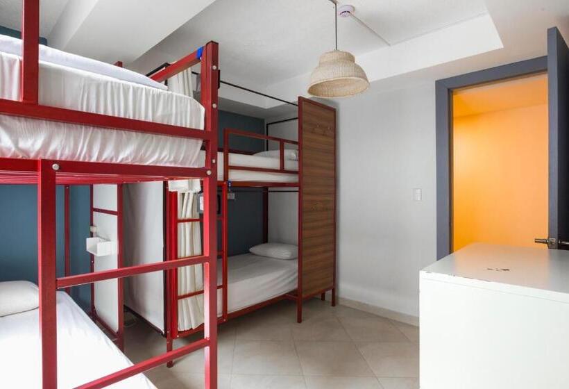 سرير فى غرفة مشتركه, Socialtel Baños   Formerly Selina Baños