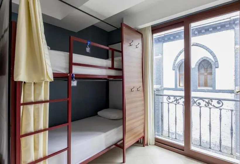 ルームシェアのワンベッド, Socialtel Baños Formerly Selina Baños