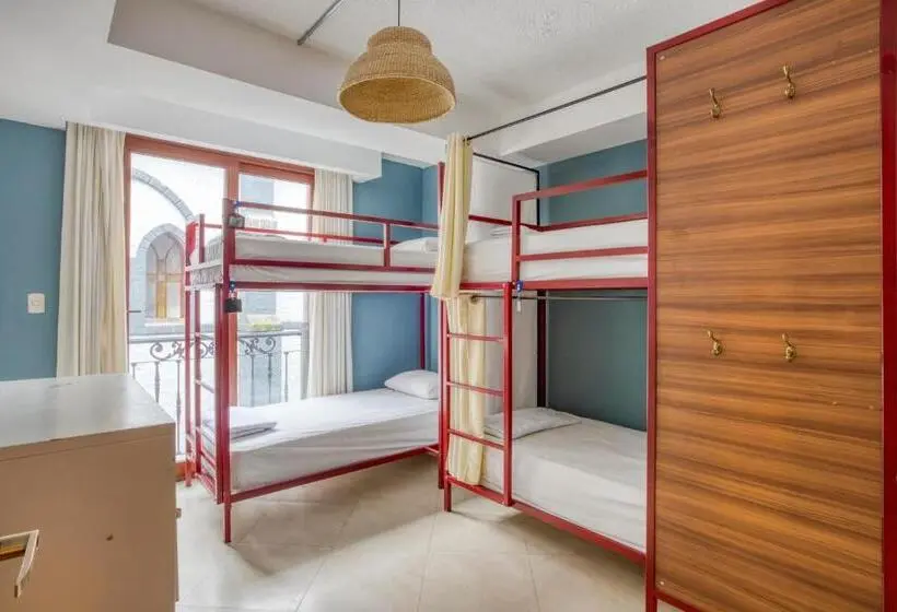ルームシェアのワンベッド, Socialtel Baños Formerly Selina Baños