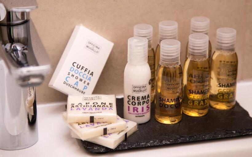 חדר סטנדרט לשלושה, The Cube