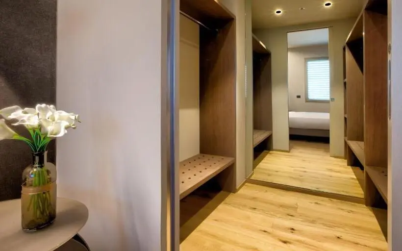 Suite, The Cube