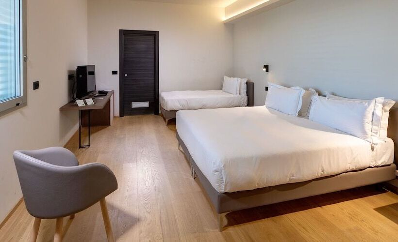 חדר סטנדרט לשלושה, The Cube