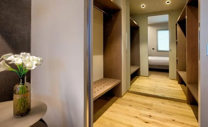 Suite, The Cube