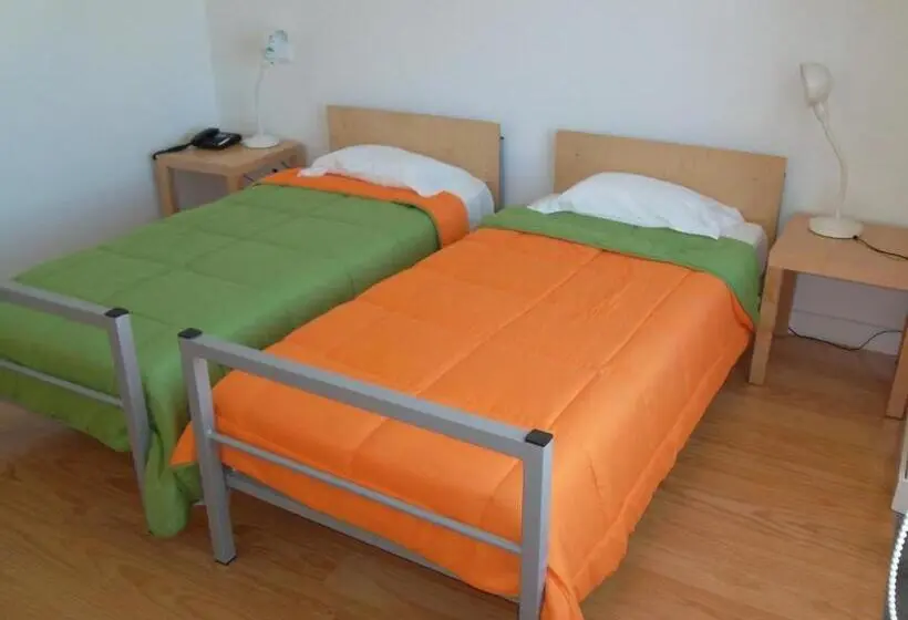 اتاق استاندارد با سرویس بهداشتی مشترک, Azores Youth Hostels Santa Maria