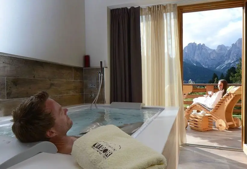 سوئیت با وان آب گرم, Vidor Resort