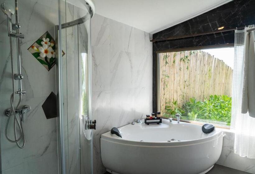 자쿠지 스위트, Adarin Beach Resort