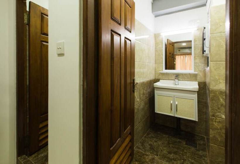 Номер Deluxe, Metro Port City