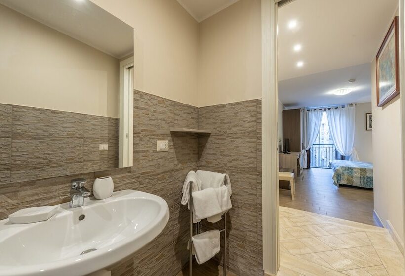 اتاق خانوادگی, Flora