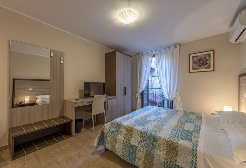 اتاق خانوادگی, Flora