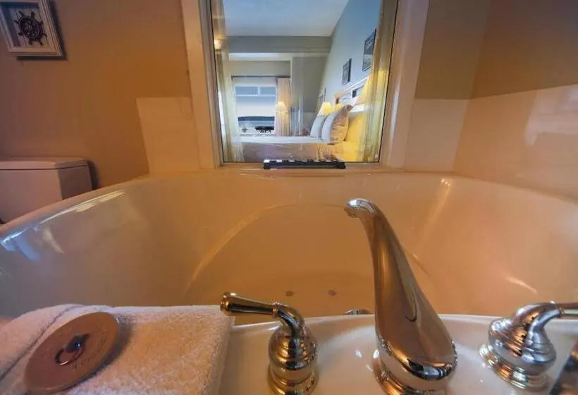 キングサイズベッドのデラックススイート, Sidney Waterfront Inn & Suites