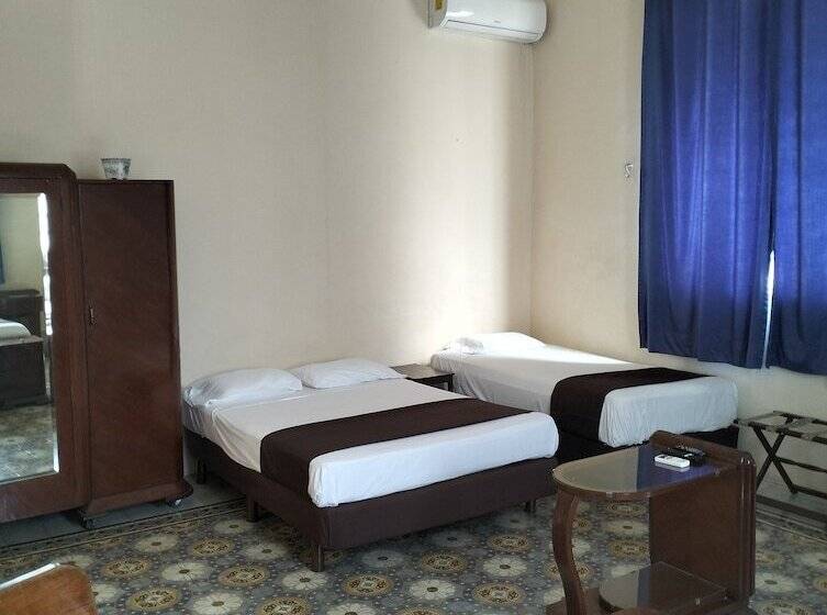 غرفة عائلية, La Casa Del Turix