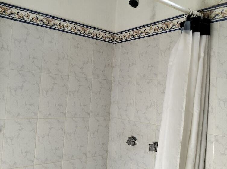 غرفة عائلية, La Casa Del Turix