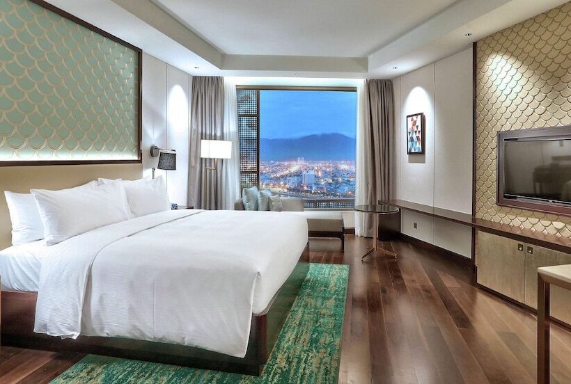 اتاق استاندارد با تخت دوبل و چشمانداز دریا, Hilton Da Nang