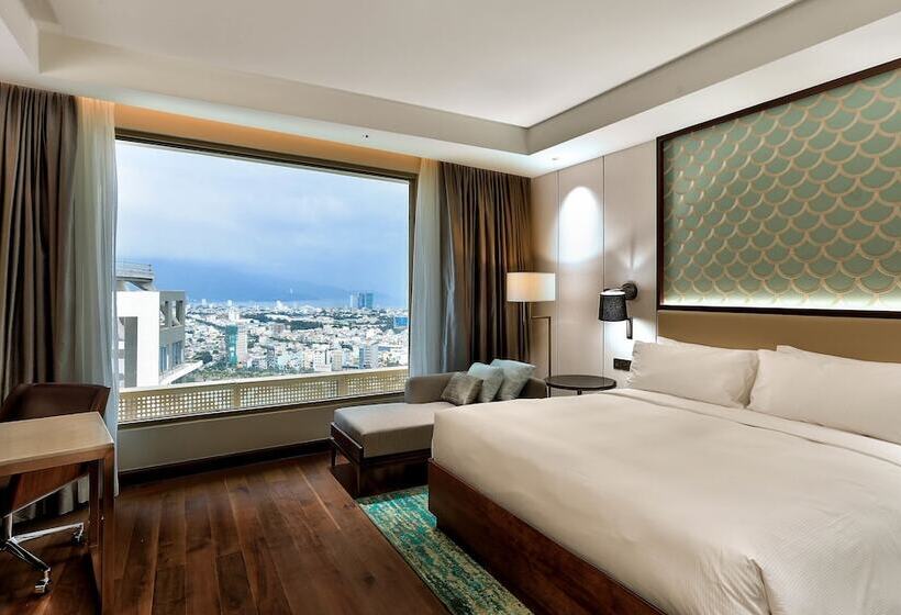 اتاق استاندارد با تخت دوبل و چشم‌انداز دریا, Hilton Da Nang