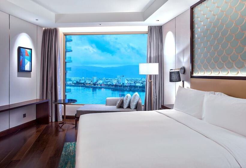 اتاق استاندارد با تخت دوبل و چشمانداز دریا, Hilton Da Nang
