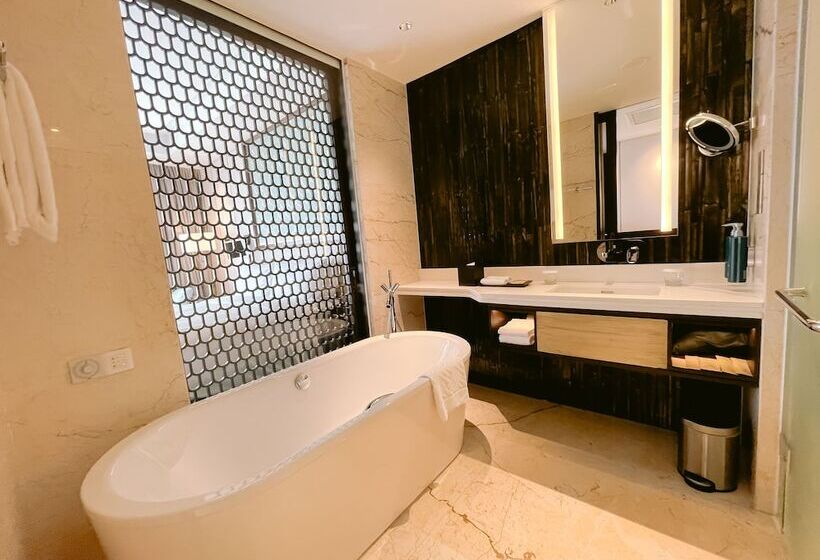 اتاق استاندارد با چشم‌انداز رودخانه, Hilton Da Nang