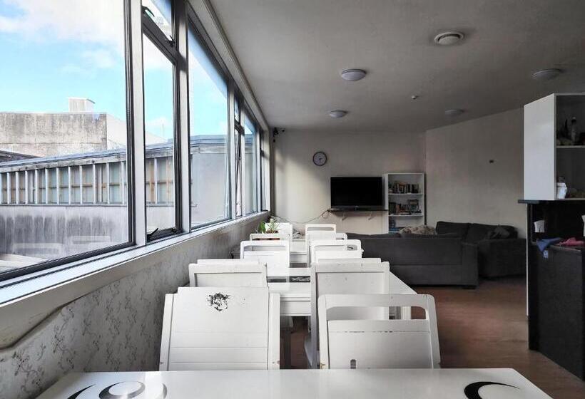 ルームシェアのワンベッド, Newton Lodge Auckland