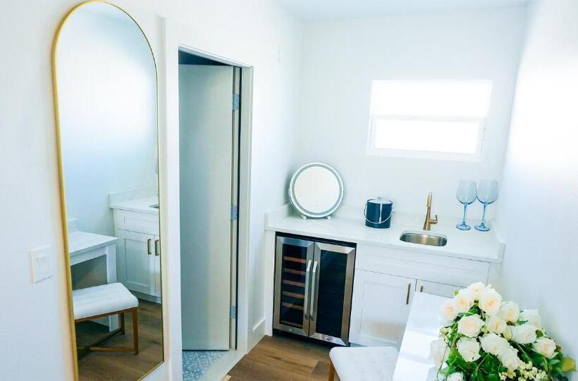 מיטת קינג בסוויטה, Ivory Sands Beach Suites