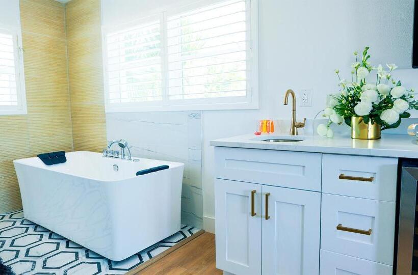 جناح مزود بجاكوزى, Ivory Sands Beach Suites