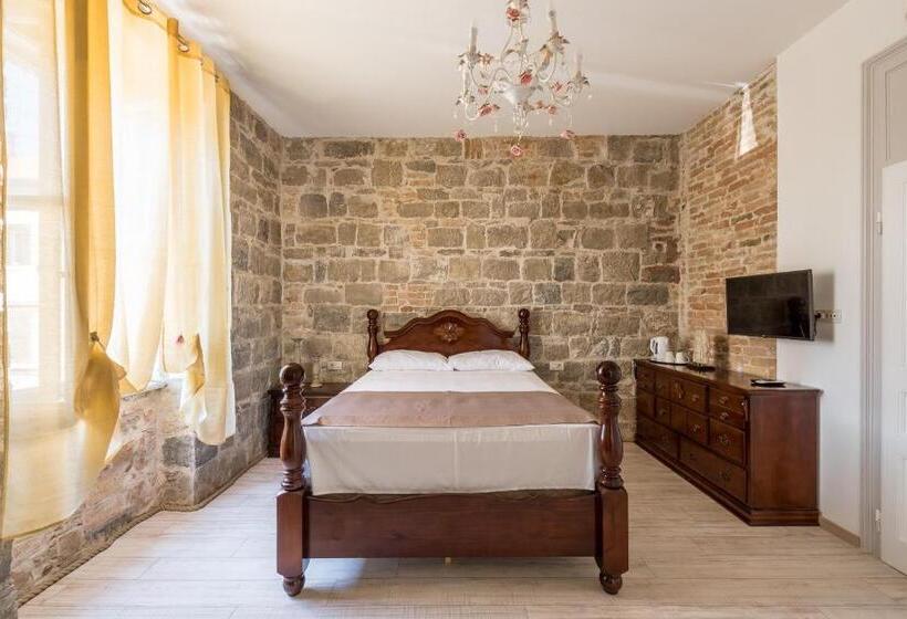 חדר סופריור, Pietra Rossa