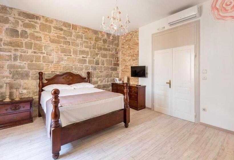 חדר סופריור, Pietra Rossa