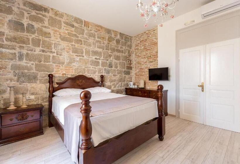 חדר סופריור, Pietra Rossa