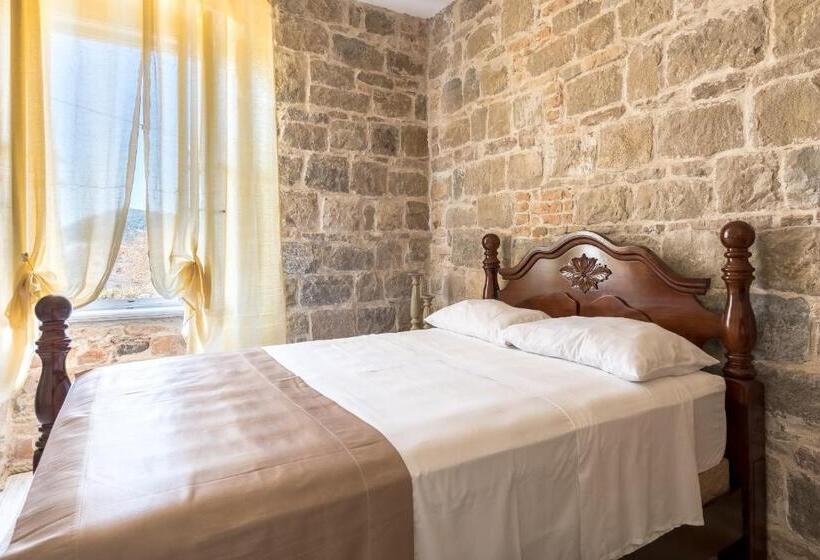 חדר סופריור, Pietra Rossa