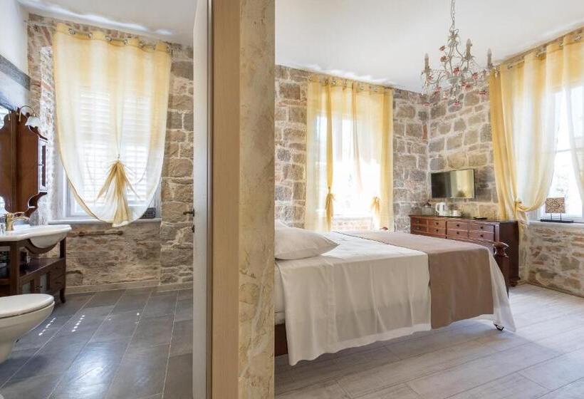 חדר סופריור, Pietra Rossa