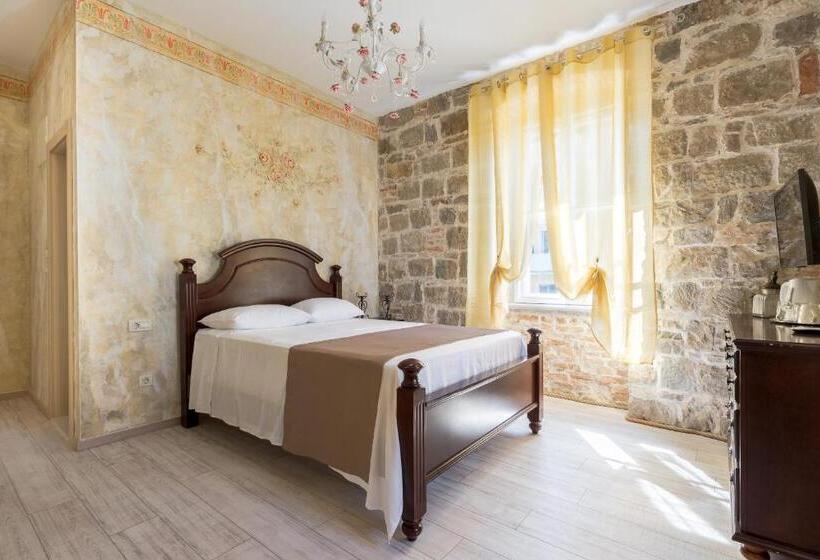 חדר סופריור, Pietra Rossa