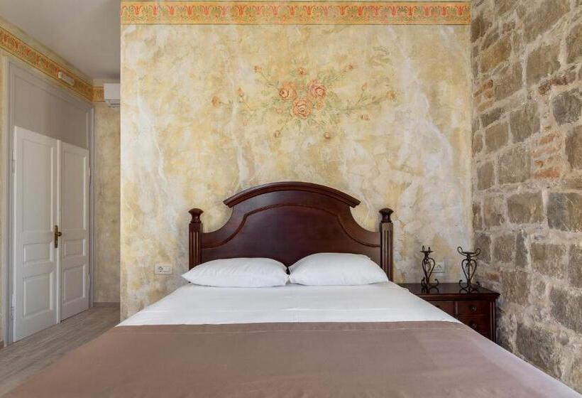 חדר סופריור, Pietra Rossa