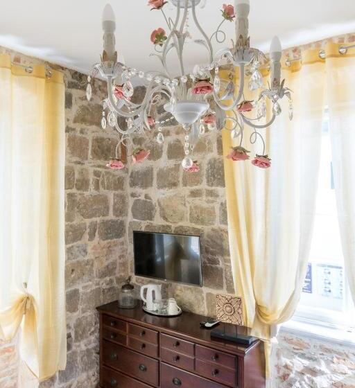 חדר סופריור, Pietra Rossa