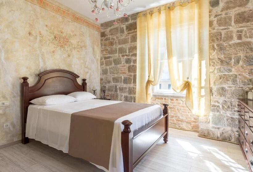 חדר סופריור, Pietra Rossa