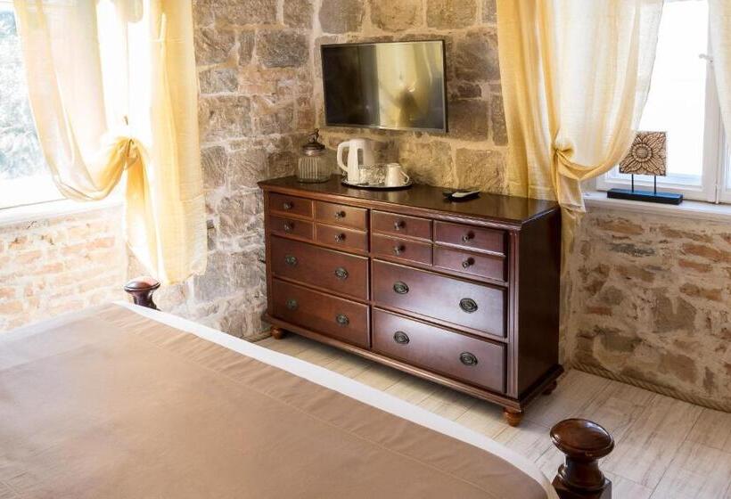 חדר סופריור, Pietra Rossa