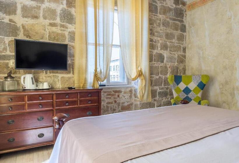 חדר סופריור, Pietra Rossa