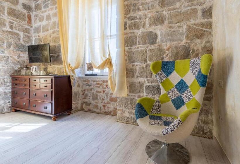 חדר סופריור, Pietra Rossa