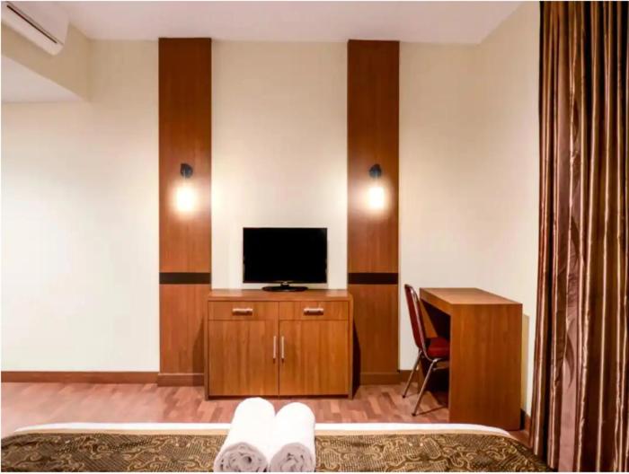 اتاق لوکس, Stefani Makati