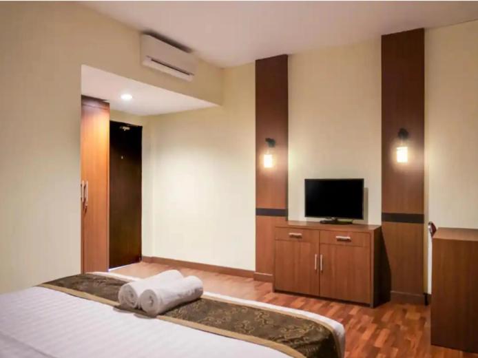 اتاق لوکس, Stefani Makati