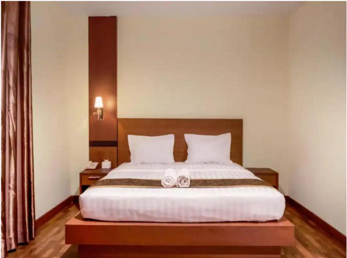 اتاق لوکس, Stefani Makati