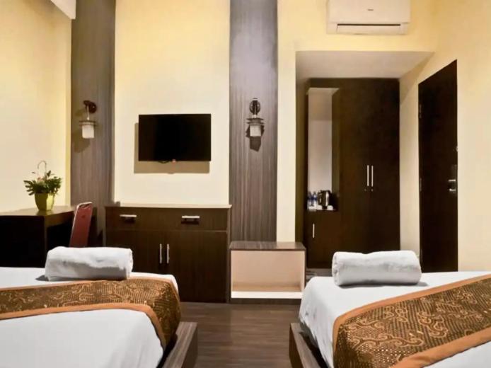 اتاق لوکس, Stefani Makati