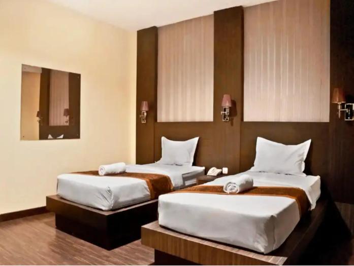 اتاق لوکس, Stefani Makati