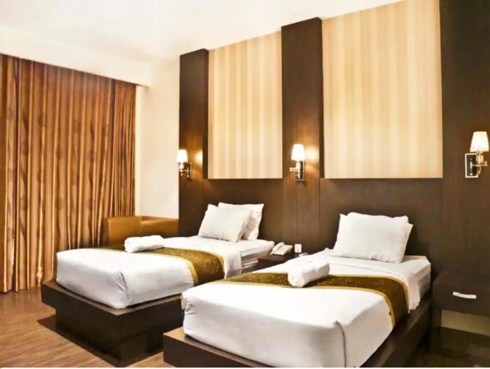 اتاق لوکس, Stefani Makati