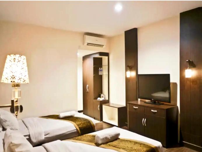 سوئیت 2 خوابه, Stefani Makati