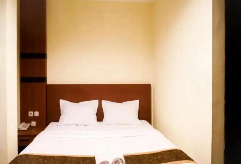 اتاق اکونومی, Stefani Makati